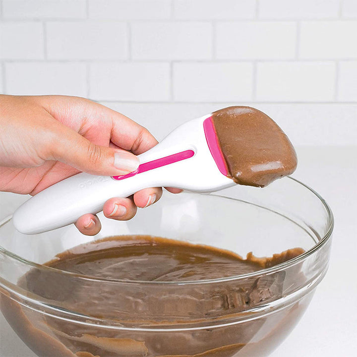 Muffin-skopa i silikon, ergonomisk design för exakt smetdosering utan spill, perfekt för muffins och cupcakes.