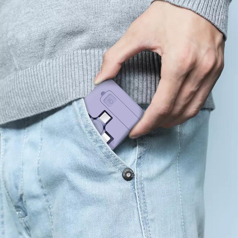 "Multifärgad 3-i-1 laddningsadapter, kompakt och flexibel design, passar iOS, Micro USB, Typ C, perfekt för resenärer."