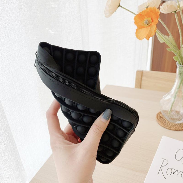 "Multifärgat pop bubble fidget pennfodral i silikon, regnbågsfärger, hållbart och sensoriskt stimulerande tillbehör."