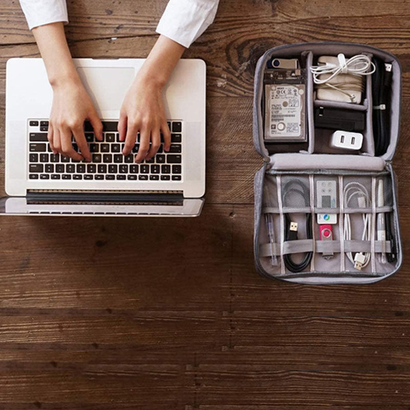 "Multifunktionell kabelförvaringspåse i vattentätt tyg med nätfickor, elastiska öglor för kablar och tillbehör."