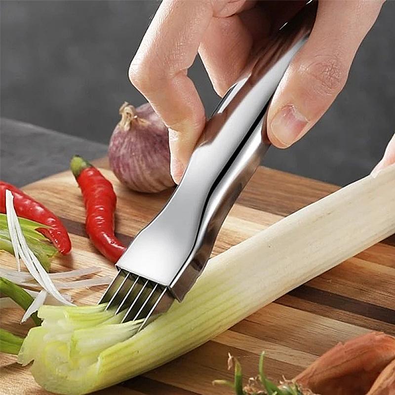 "Multifunktionell kökskniv i glänsande rostfritt stål med ergonomiskt svart handtag, perfekt för daglig användning."