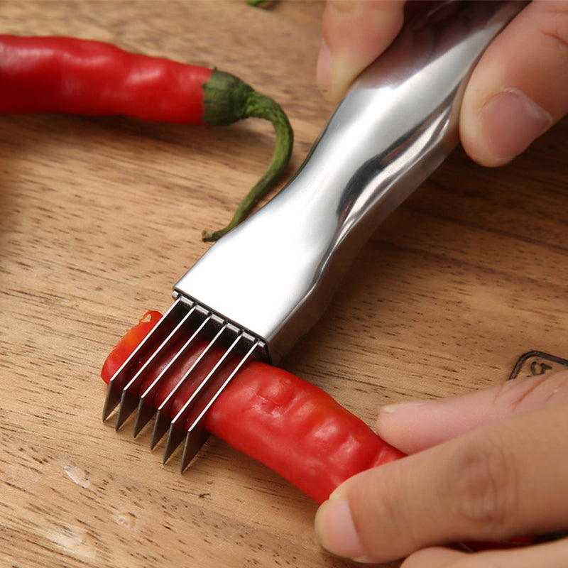 "Multifunktionell kökskniv i glänsande rostfritt stål med ergonomiskt svart handtag, perfekt för daglig användning."