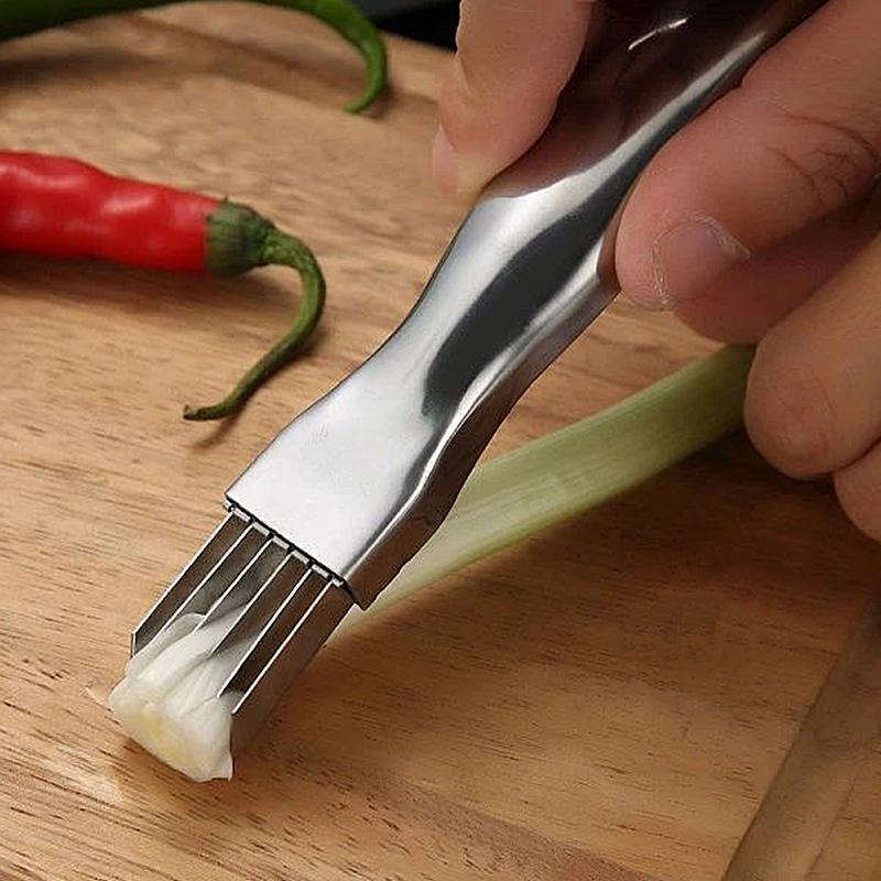 "Multifunktionell kökskniv i glänsande rostfritt stål med ergonomiskt svart handtag, perfekt för daglig användning."