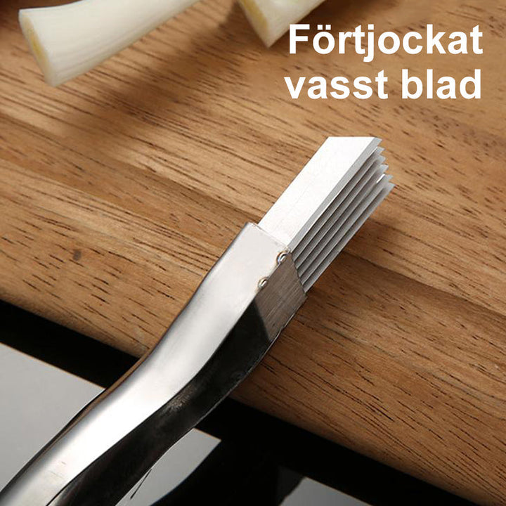 "Multifunktionell kökskniv i glänsande rostfritt stål med ergonomiskt svart handtag, perfekt för daglig användning."
