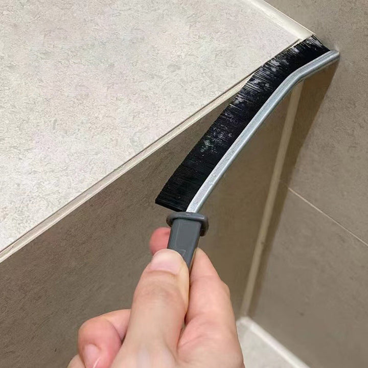 Multifunktionell rengöringsborste med robusta borst och ergonomiskt handtag för svåråtkomliga ytor; perfekt för hem och bil.