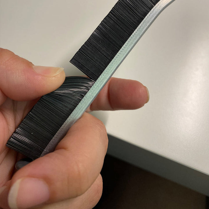 Multifunktionell rengöringsborste med robusta borst och ergonomiskt handtag för svåråtkomliga ytor; perfekt för hem och bil.