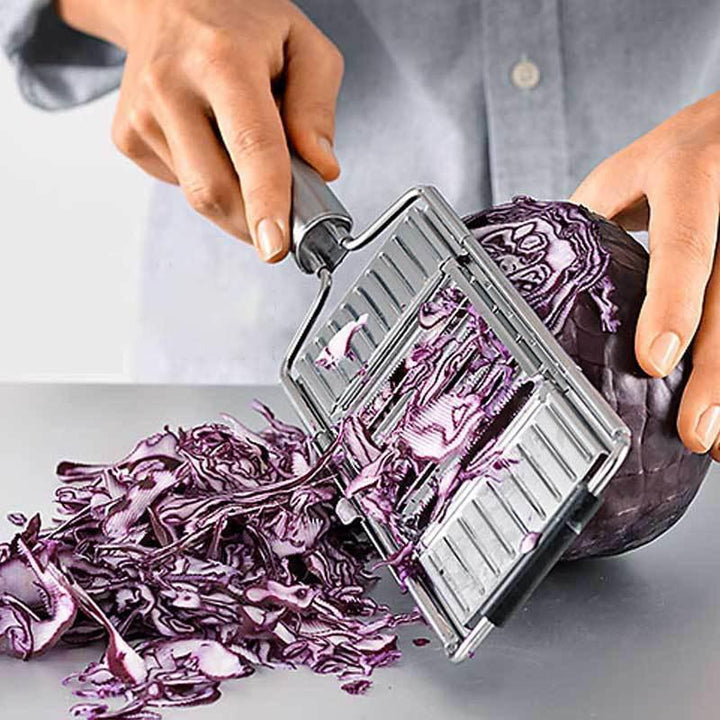 "Multifunktionell silver grönsaksskärare med 4 vassa blad för effektiv grönsaksskivning, perfekt för köksberedning."