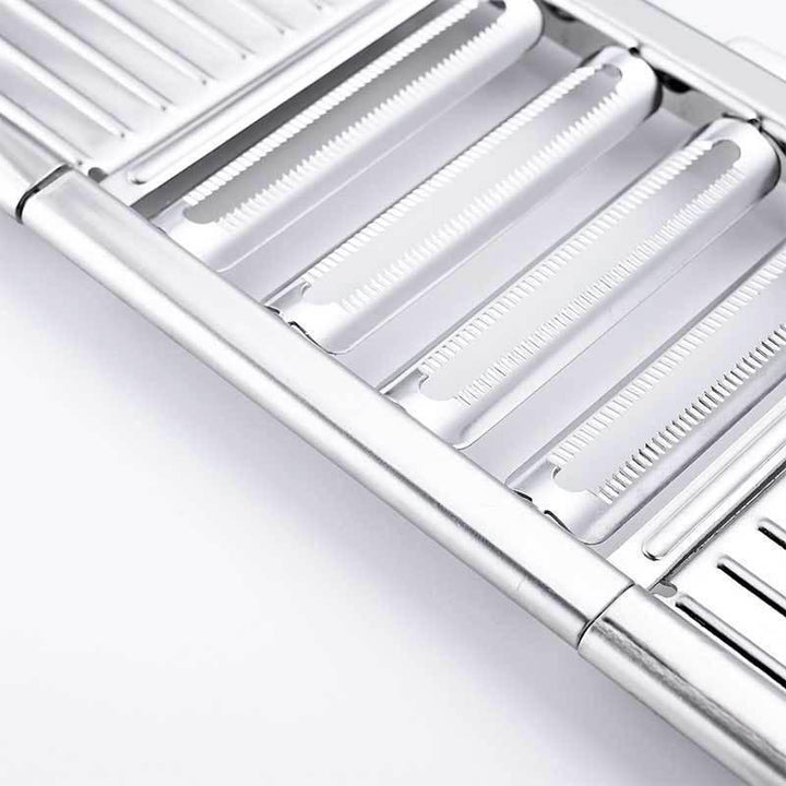 "Multifunktionell silver grönsaksskärare med 4 vassa blad för effektiv grönsaksskivning, perfekt för köksberedning."