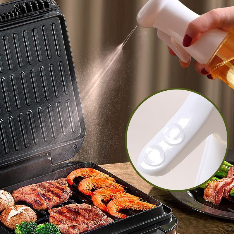 "Multifunktionell transparent oljesprayflaska i PET-plast med lufttrycksystem, svart och vit färg, för köket."