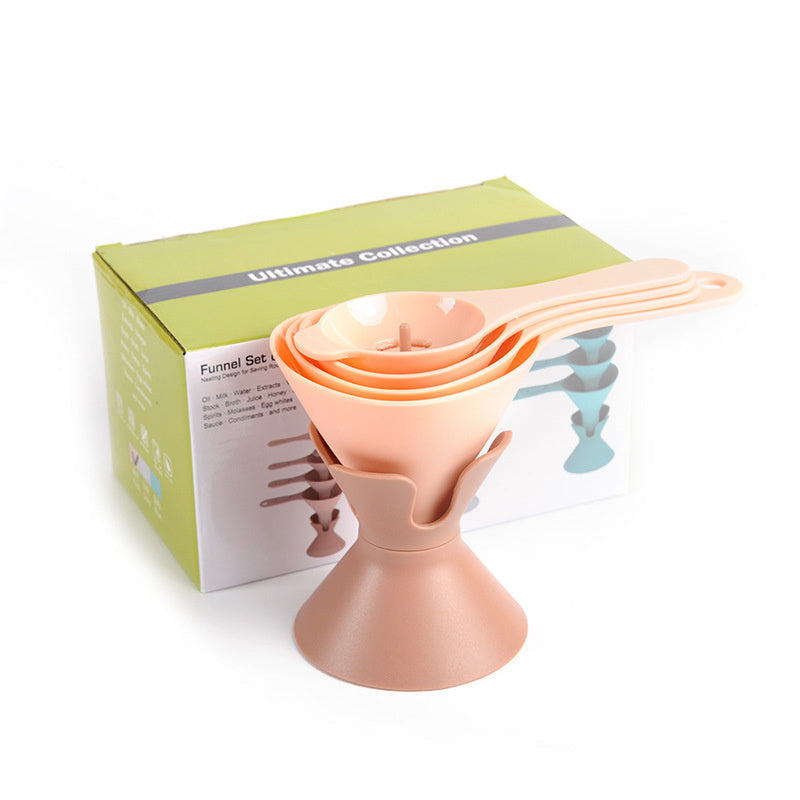 "Multifunktionellt 6-i-1 trattset i beige, rosa och cyan, kökstillbehör med tre trattstorlekar, äggseparator och matsil."