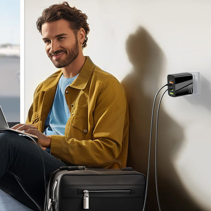 "Multiportadapter 65W snabbladdare, kompakt design, flera USB-portar, laddar flera enheter snabbt och effektivt."