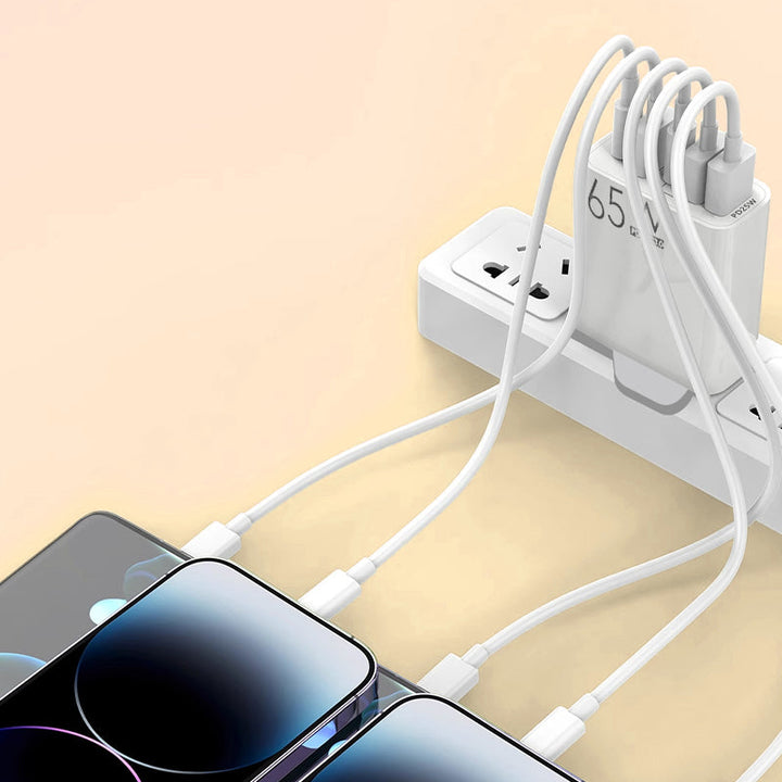 "Multiportadapter 65W snabbladdare, kompakt design, flera USB-portar, laddar flera enheter snabbt och effektivt."
