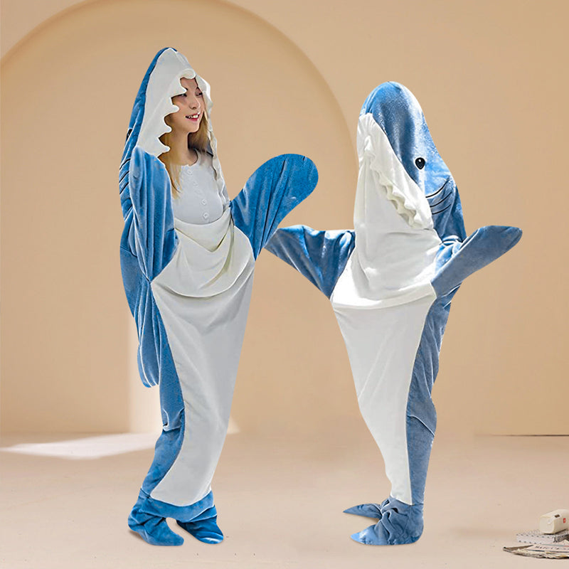 Mysig unisex hajpyjamas i blå fleece med hajdesign och koftiga handsvaror, perfekt för kalla dagar och maskeradfester.