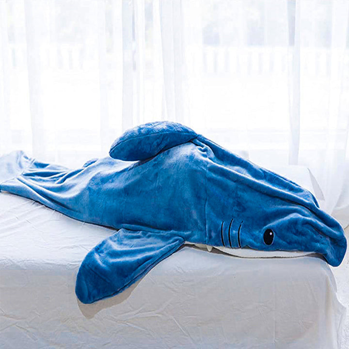 Mysig unisex hajpyjamas i blå fleece med hajdesign och koftiga handsvaror, perfekt för kalla dagar och maskeradfester.