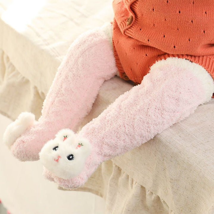 "Mysiga barn vinterstrumpor i korallfleece med djurmotiv; variant: ljusgrå elefant. Håll fötterna varma och glada."