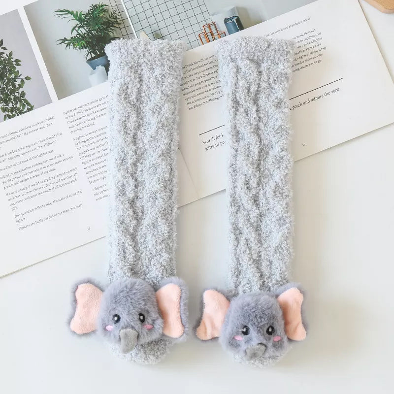 "Mysiga barn vinterstrumpor i korallfleece med djurmotiv; variant: ljusgrå elefant. Håll fötterna varma och glada."
