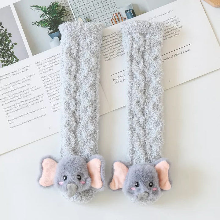 "Mysiga barn vinterstrumpor i korallfleece med djurmotiv; variant: ljusgrå elefant. Håll fötterna varma och glada."