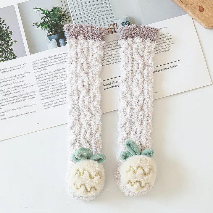 "Mysiga barn vinterstrumpor i korallfleece med djurmotiv; variant: ljusgrå elefant. Håll fötterna varma och glada."