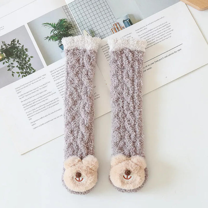 "Mysiga barn vinterstrumpor i korallfleece med djurmotiv; variant: ljusgrå elefant. Håll fötterna varma och glada."