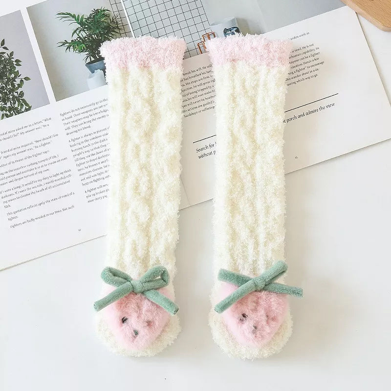 "Mysiga barn vinterstrumpor i korallfleece med djurmotiv; variant: ljusgrå elefant. Håll fötterna varma och glada."