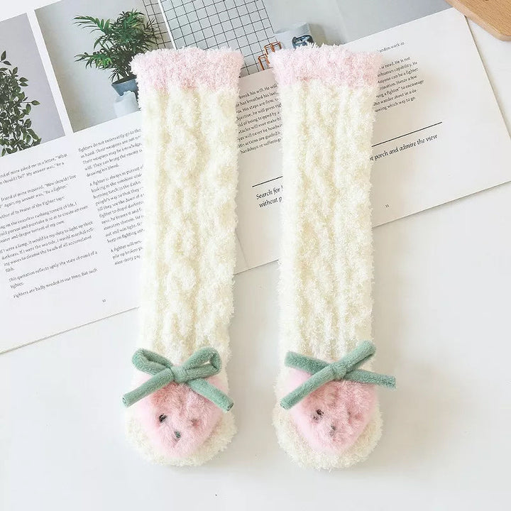 "Mysiga barn vinterstrumpor i korallfleece med djurmotiv; variant: ljusgrå elefant. Håll fötterna varma och glada."