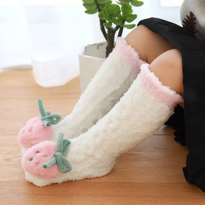 "Mysiga barn vinterstrumpor i korallfleece med djurmotiv; variant: ljusgrå elefant. Håll fötterna varma och glada."