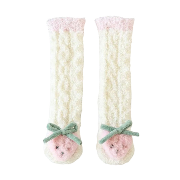 "Mysiga barn vinterstrumpor i korallfleece med djurmotiv; variant: ljusgrå elefant. Håll fötterna varma och glada."