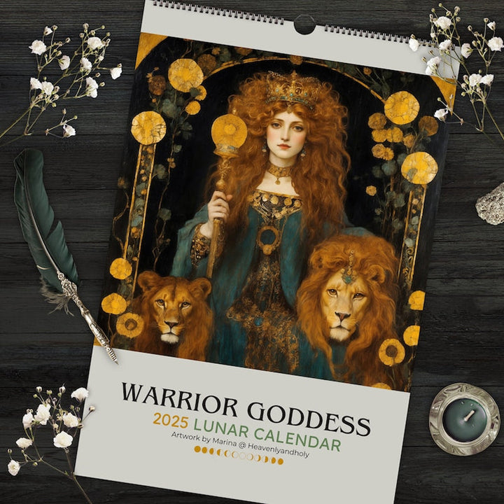 "Mystisk Art Nouveau Månfaskalender 2025 med gotiska illustrationer, FSC-certifierat papper, väggkonst och månfaser."