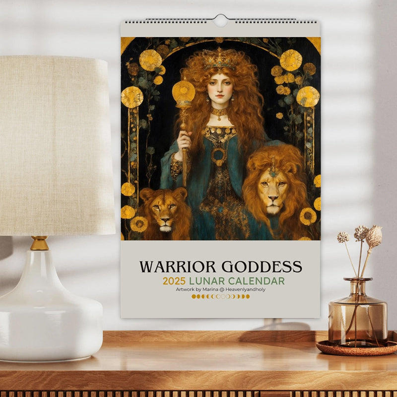 "Mystisk Art Nouveau Månfaskalender 2025 med gotiska illustrationer, FSC-certifierat papper, väggkonst och månfaser."