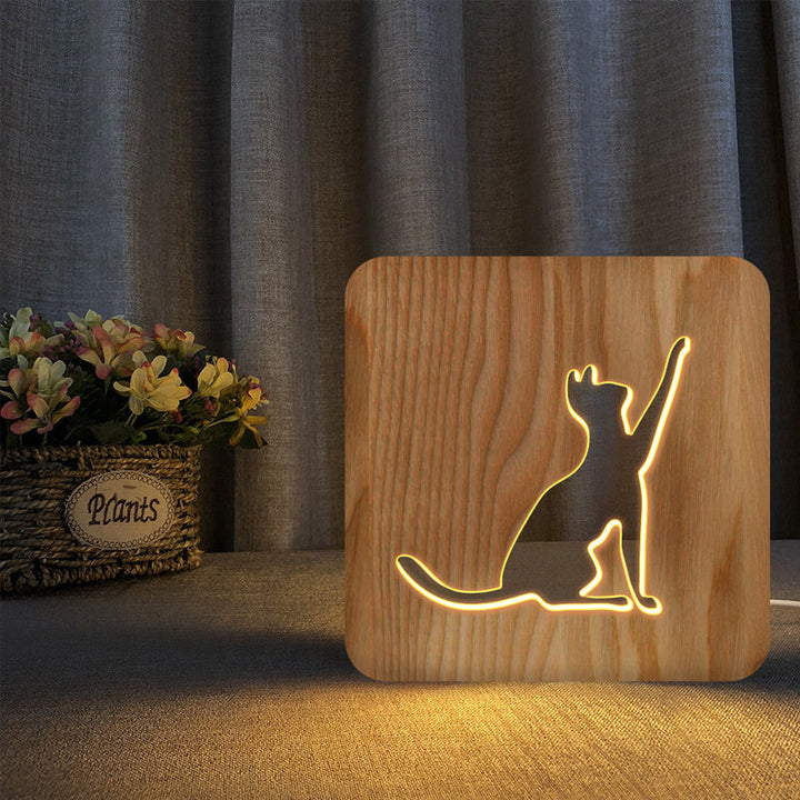 "Nattlampa i trä med snidad design, avger varmt sken, perfekt för sovrum eller dekoration, tillverkad i träplastkomposit."