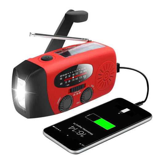 "Nödradio med solceller, ficklampa och USB-port, röd färg, kompakt design för utomhusbruk och nödsituationer."