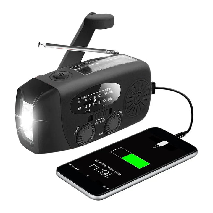 "Nödradio med solceller, ficklampa och USB-port, röd färg, kompakt design för utomhusbruk och nödsituationer."