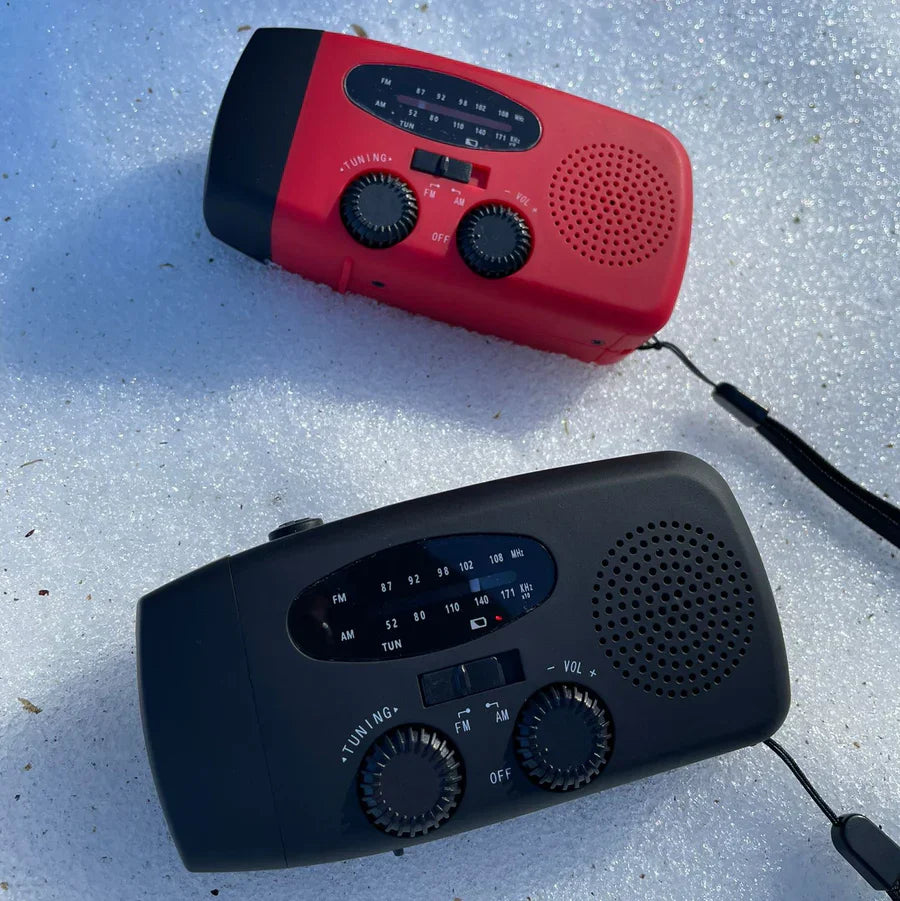 "Nödradio med solceller, ficklampa och USB-port, röd färg, kompakt design för utomhusbruk och nödsituationer."