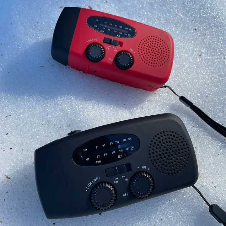 "Nödradio med solceller, ficklampa och USB-port, röd färg, kompakt design för utomhusbruk och nödsituationer."