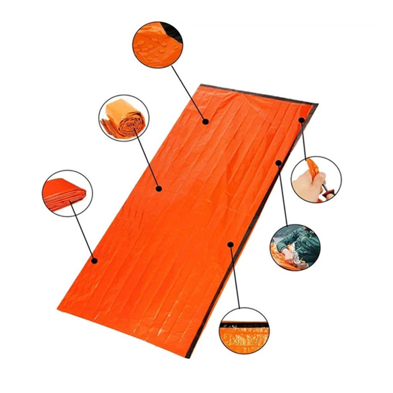 "Nödsovsäck utomhus, vattentät och kompakt i orange, för camping och äventyr, synlig vid nödsituationer."