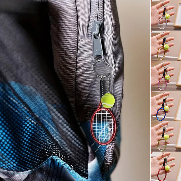 "Nyckelring med färgglad minitennisracket i sex olika färger, perfekt för sportälskare och som accessoar till väskor."