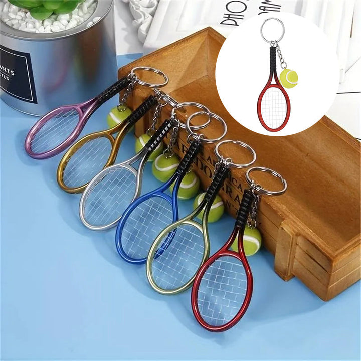 "Nyckelring med färgglad minitennisracket i sex olika färger, perfekt för sportälskare och som accessoar till väskor."