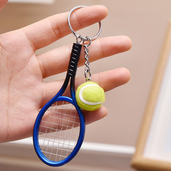 "Nyckelring med färgglad minitennisracket i sex olika färger, perfekt för sportälskare och som accessoar till väskor."