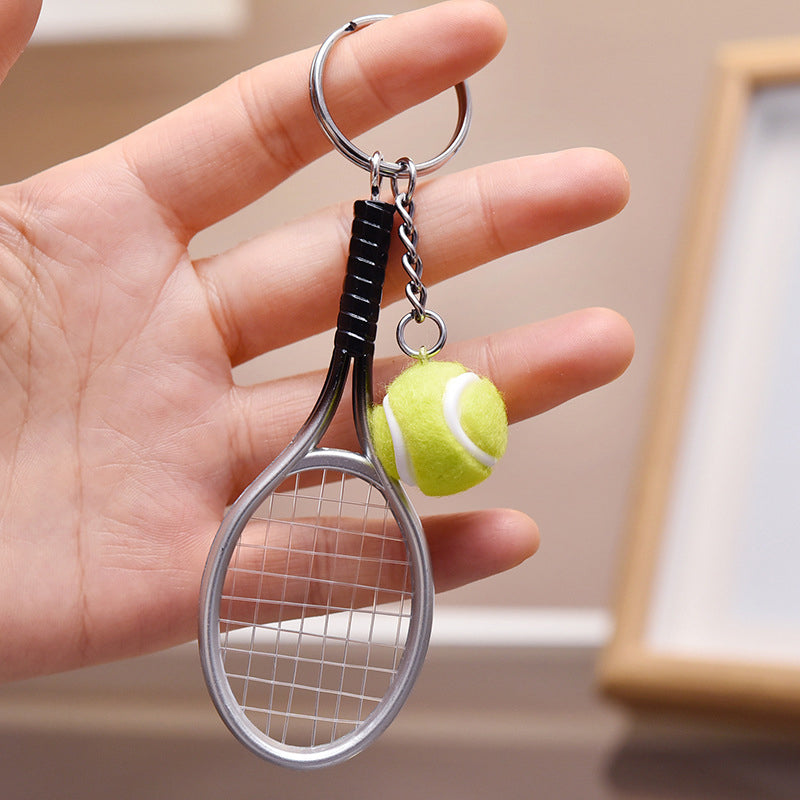"Nyckelring med färgglad minitennisracket i sex olika färger, perfekt för sportälskare och som accessoar till väskor."