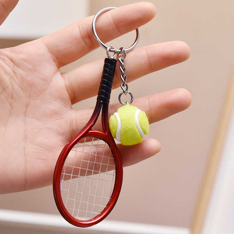 "Nyckelring med färgglad minitennisracket i sex olika färger, perfekt för sportälskare och som accessoar till väskor."