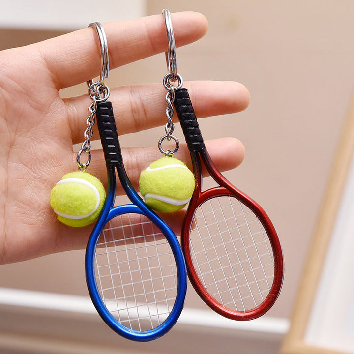"Nyckelring med färgglad minitennisracket i sex olika färger, perfekt för sportälskare och som accessoar till väskor."