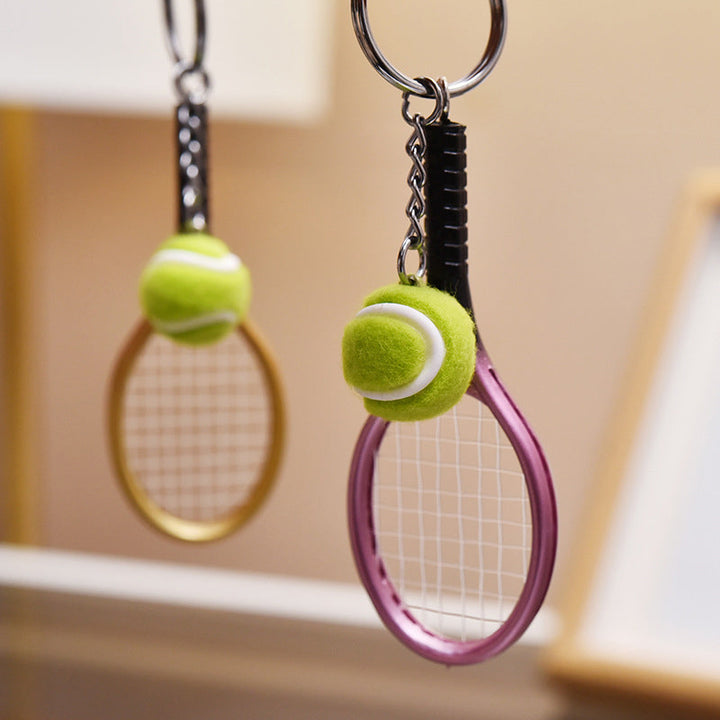 "Nyckelring med färgglad minitennisracket i sex olika färger, perfekt för sportälskare och som accessoar till väskor."