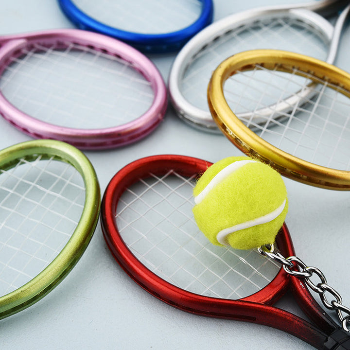"Nyckelring med färgglad minitennisracket i sex olika färger, perfekt för sportälskare och som accessoar till väskor."