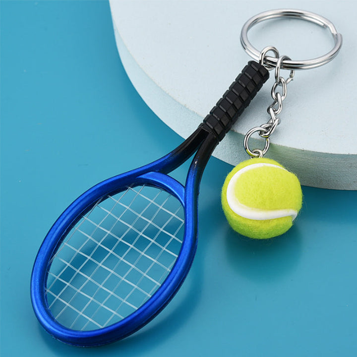 "Nyckelring med färgglad minitennisracket i sex olika färger, perfekt för sportälskare och som accessoar till väskor."