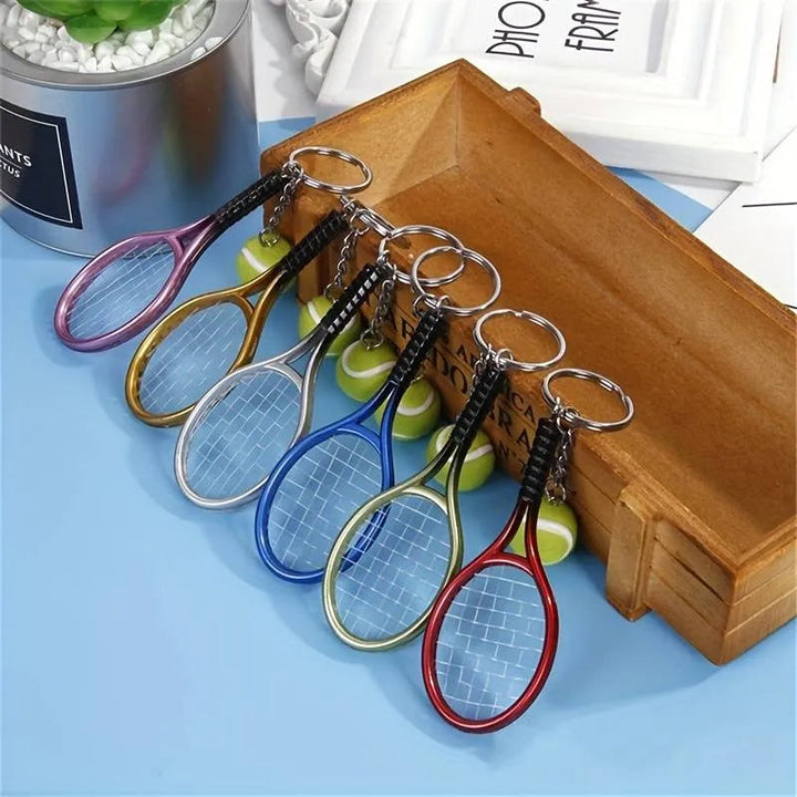 "Nyckelring med färgglad minitennisracket i sex olika färger, perfekt för sportälskare och som accessoar till väskor."