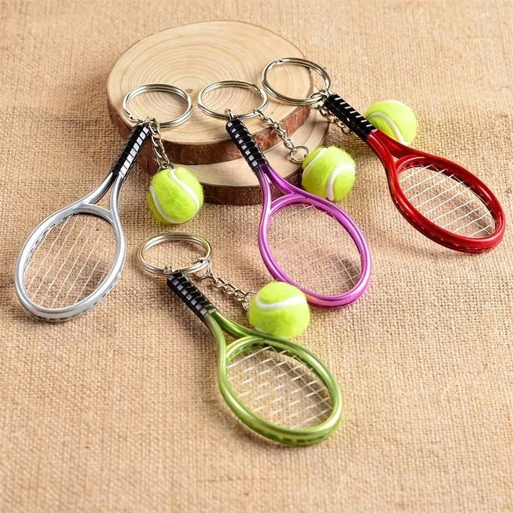"Nyckelring med färgglad minitennisracket i sex olika färger, perfekt för sportälskare och som accessoar till väskor."