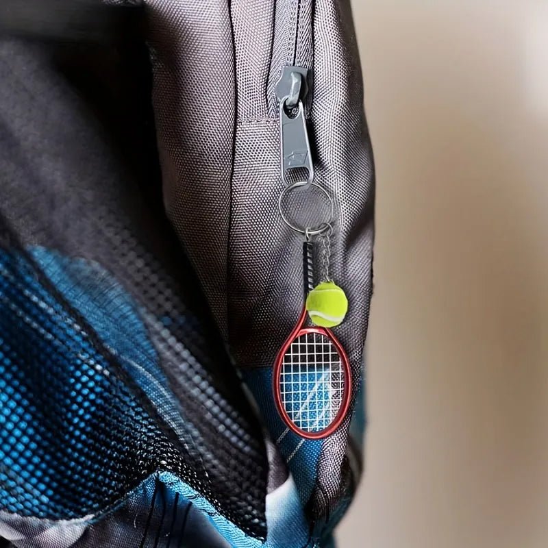 "Nyckelring med färgglad minitennisracket i sex olika färger, perfekt för sportälskare och som accessoar till väskor."
