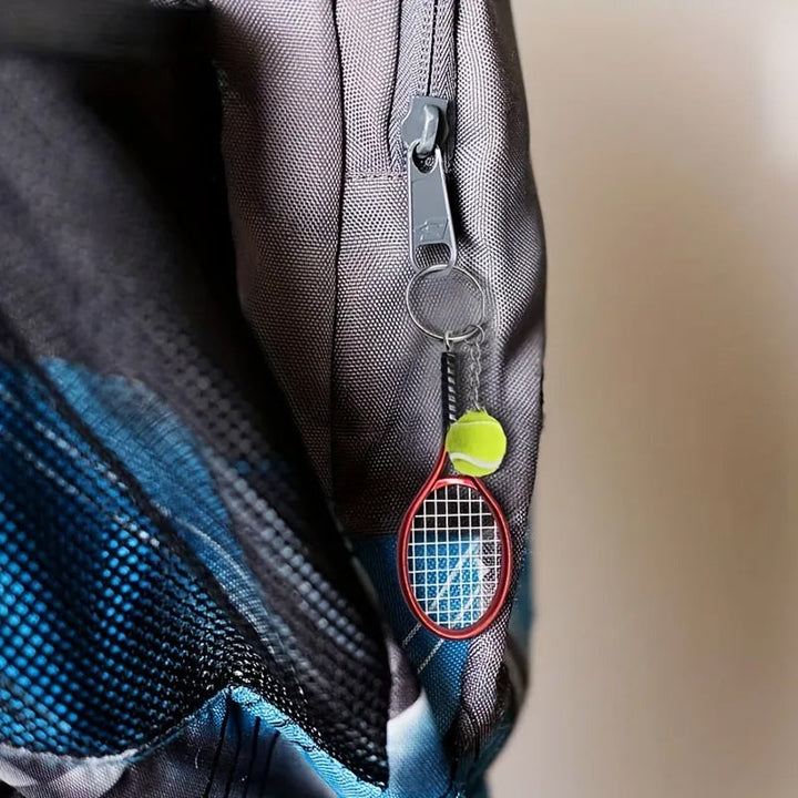 "Nyckelring med färgglad minitennisracket i sex olika färger, perfekt för sportälskare och som accessoar till väskor."