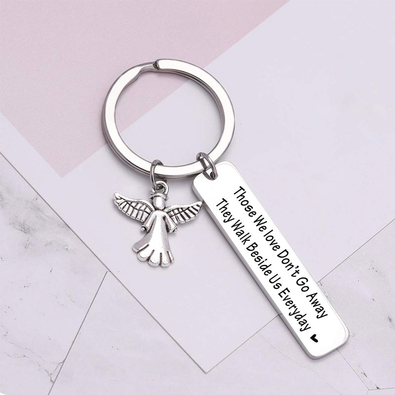 "Nyckelring med silverfärgade änglavingar och hjärta, spegelpolerat stål, elegant souvenir och minnesgåva."