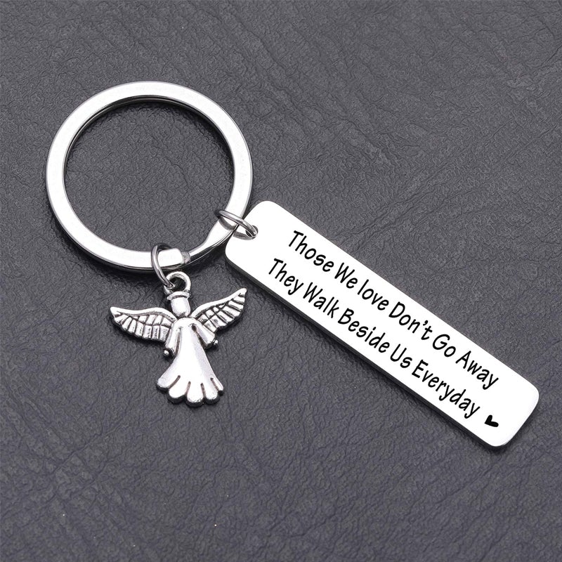 "Nyckelring med silverfärgade änglavingar och hjärta, spegelpolerat stål, elegant souvenir och minnesgåva."